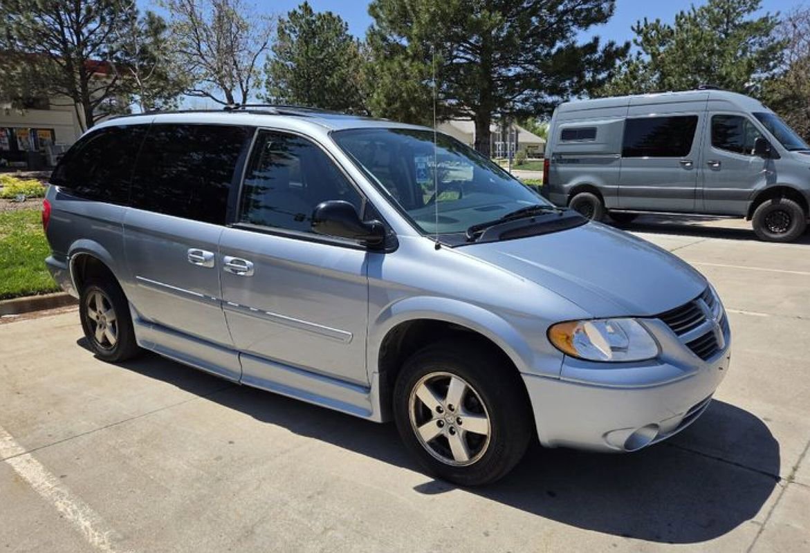 Used 2005 Dodge Grand Caravan SXT w/ Leather Interior Group FWD image 2