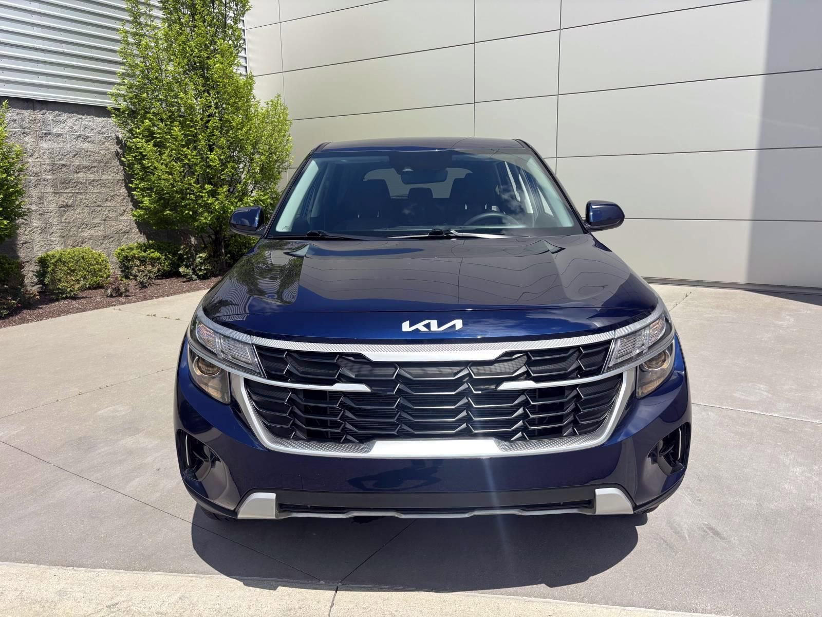 Used 2025 Kia Seltos LX AWD/4WD image 2