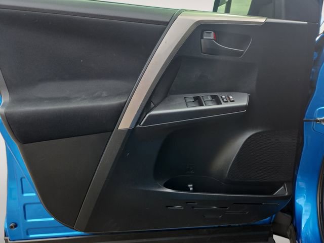 Used 2018 Toyota RAV4 LE image 16