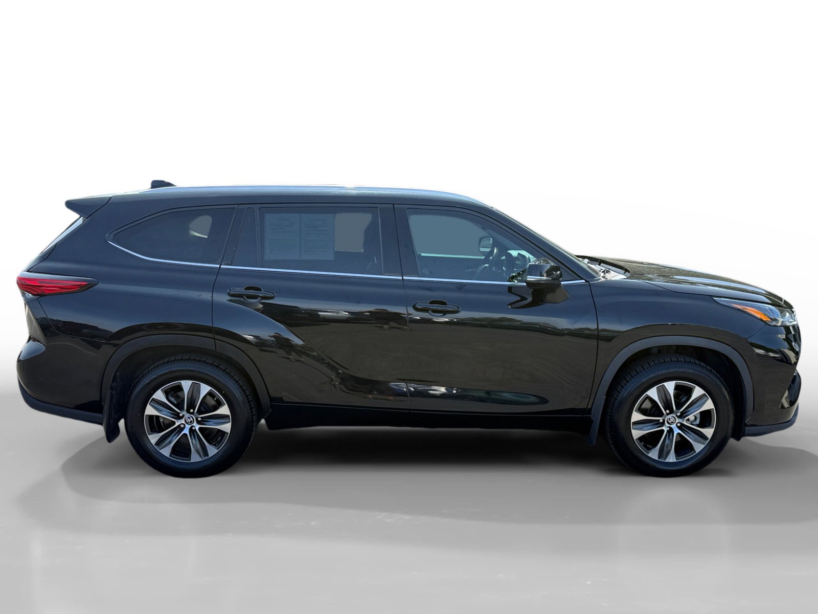 Used 2022 Toyota Highlander XLE AWD/4WD image 6