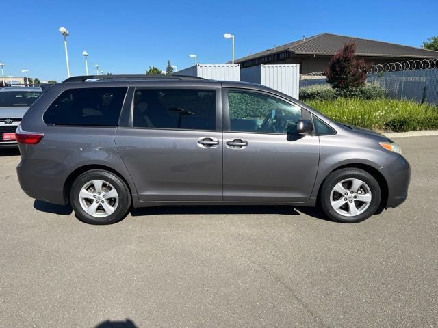 Used 2017 Toyota Sienna LE FWD image 4