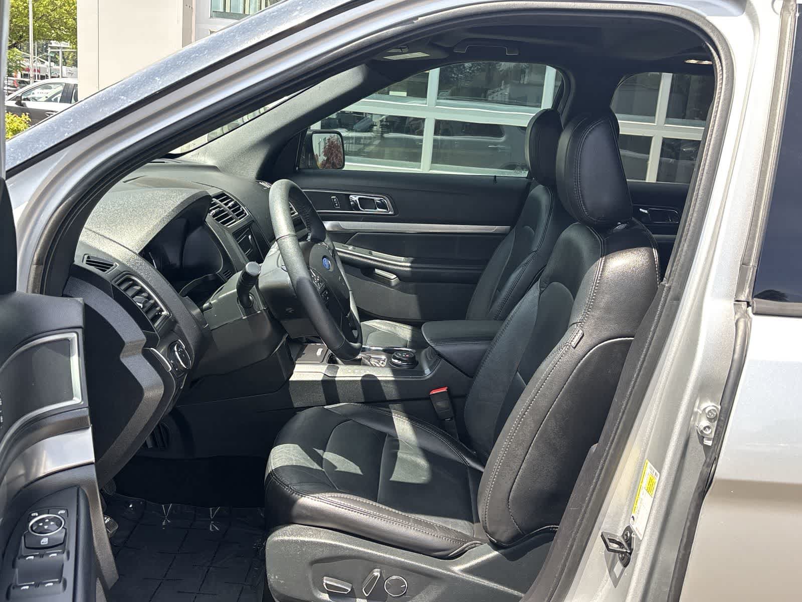 Used 2018 Ford Explorer XLT AWD/4WD image 12