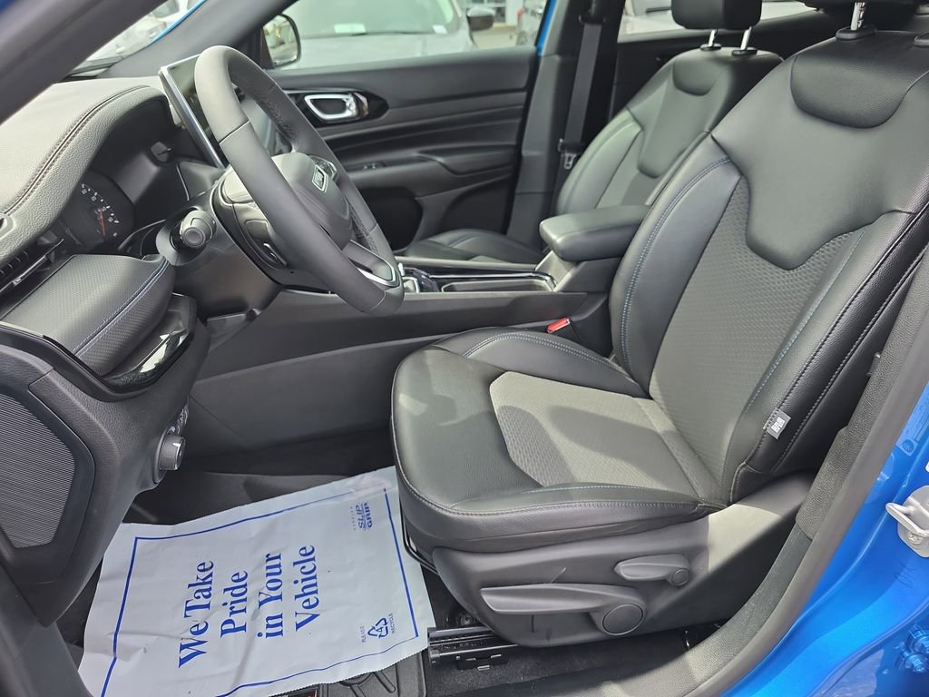 Used 2026 Jeep Compass Latitude image 12