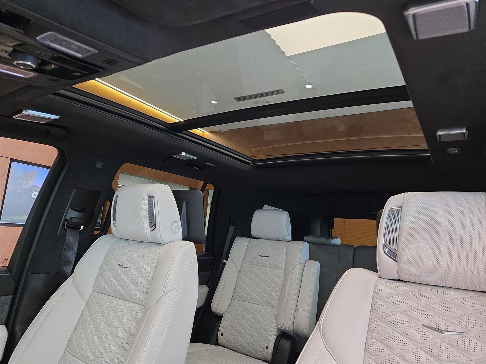 New 2026 Cadillac Escalade Platinum Sport w/ LPO, ONYX Package AWD/4WD image 9