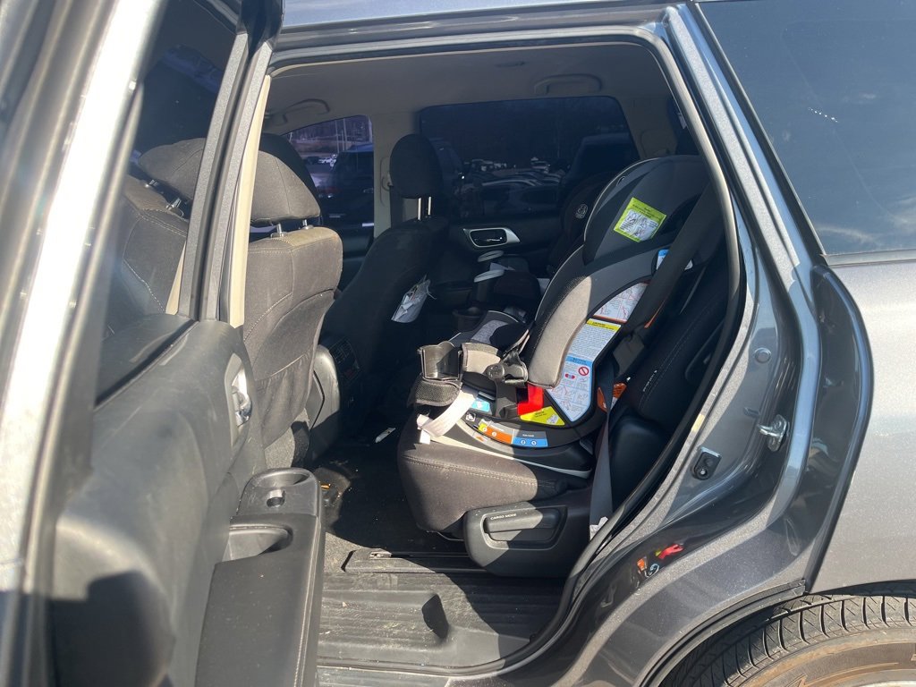 Used 2020 Nissan Pathfinder SV image 9