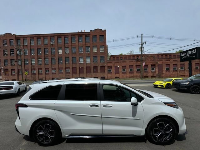 Used 2025 Toyota Sienna Platinum AWD/4WD image 18