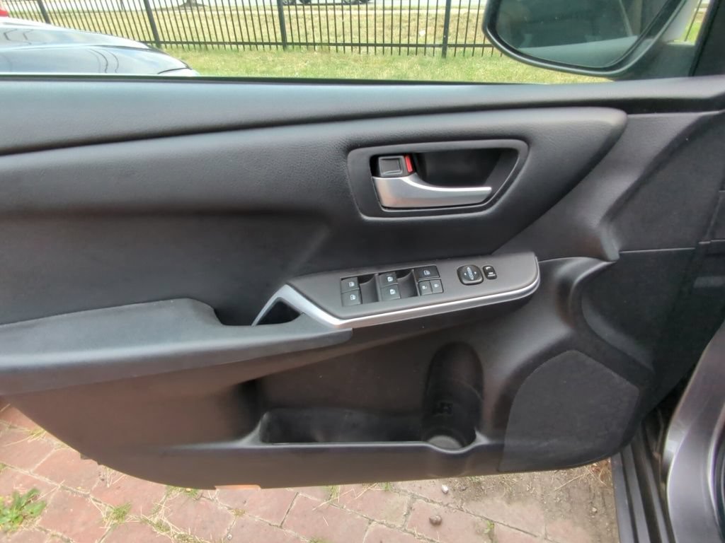 Used 2016 Toyota Camry SE FWD image 8