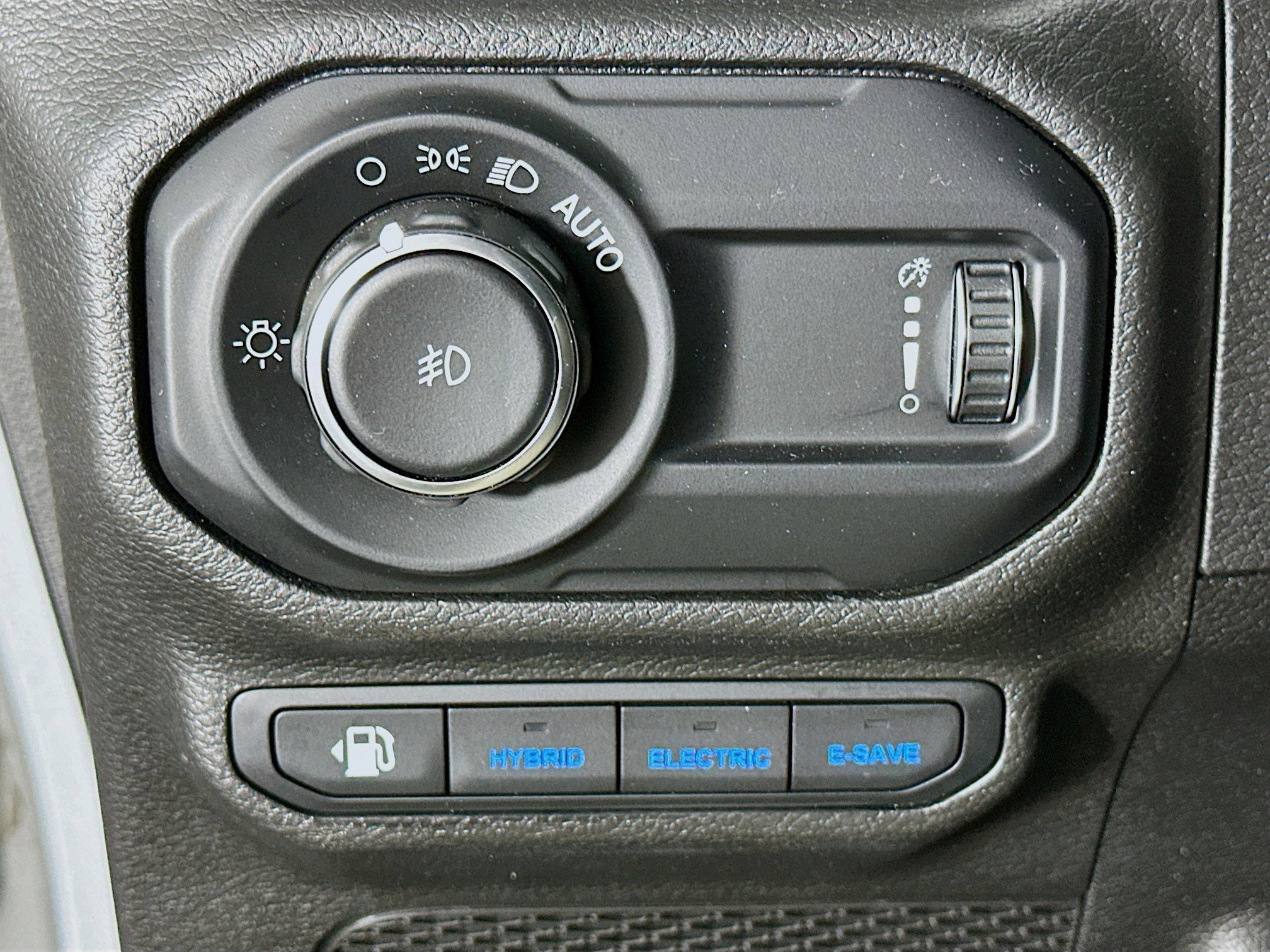 Used 2023 Jeep Wrangler Unlimited Sahara w/ Cold Weather Group AWD/4WD image 16