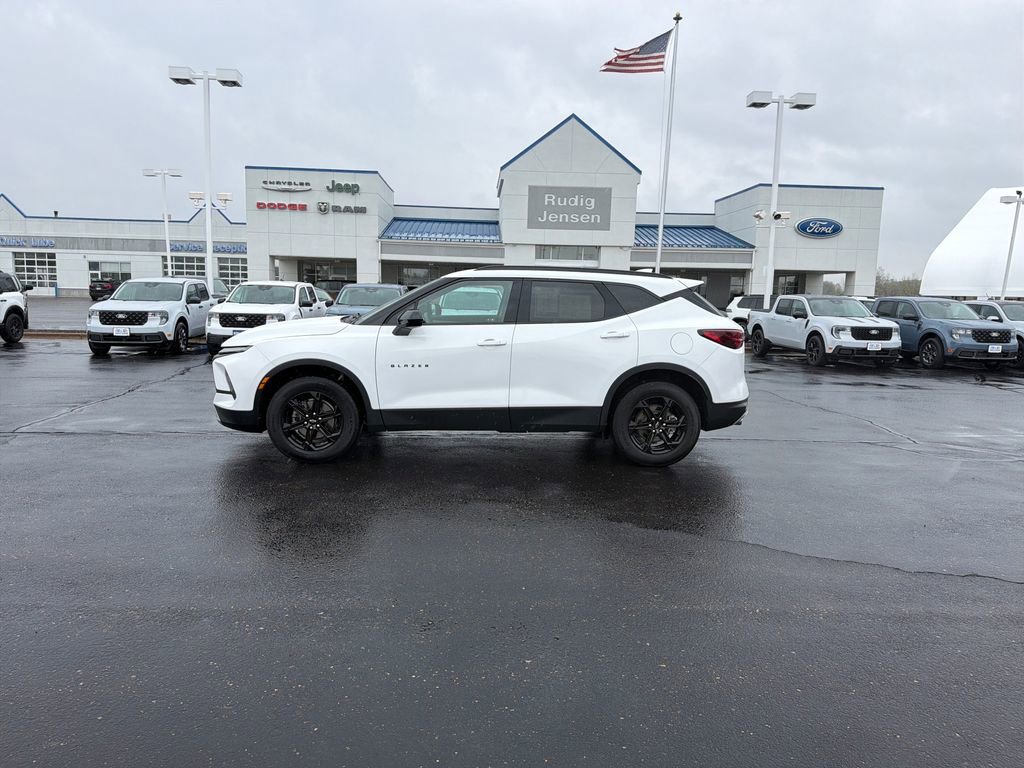 Used 2023 Chevrolet Blazer LT w/ Convenience Package AWD/4WD image 2