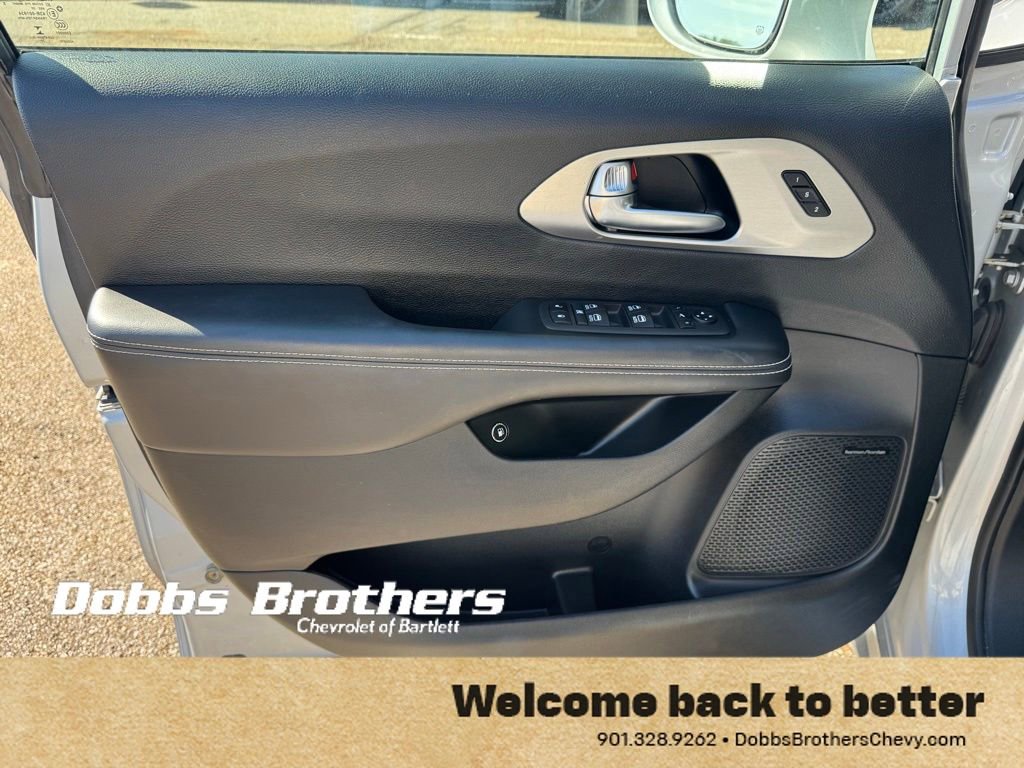 Used 2022 Chrysler Pacifica Limited w/ Uconnect Theater Family Group FWD image 12