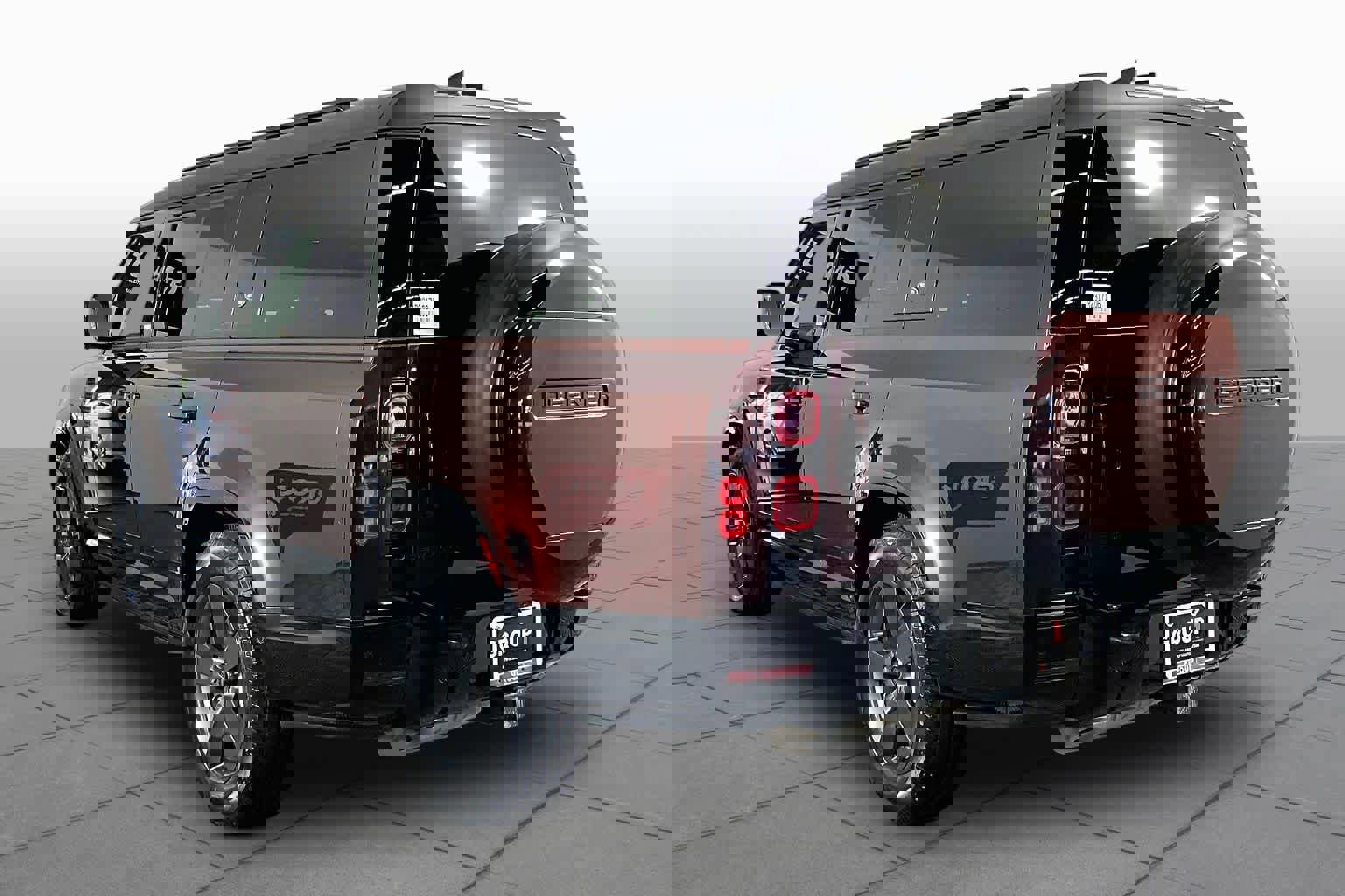 Used 2024 Land Rover Defender 130 X-Dynamic SE image 11