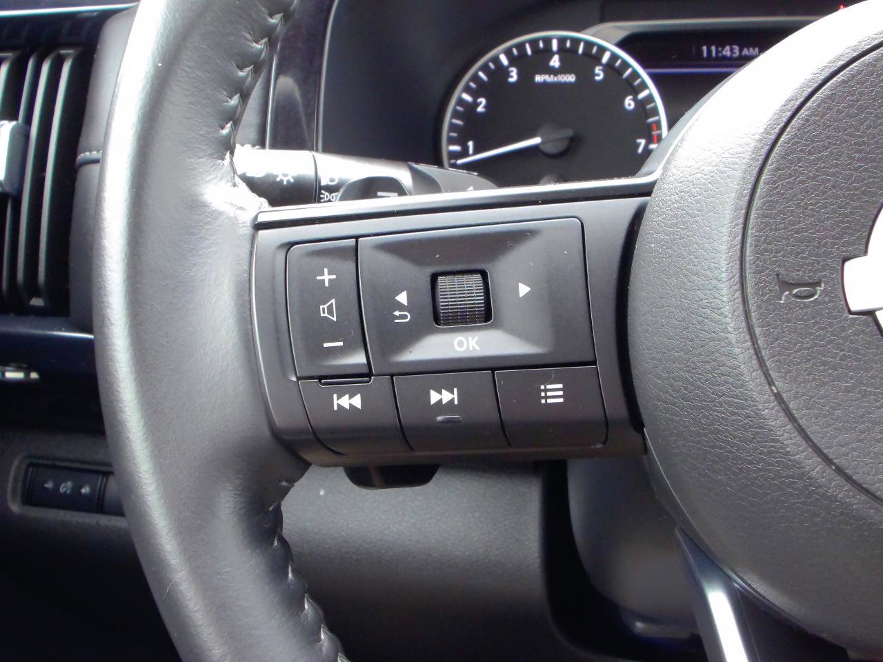 Used 2025 Nissan Pathfinder SV AWD/4WD image 17