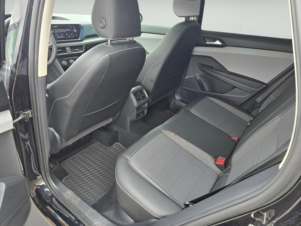 Used 2023 Volkswagen Taos SE w/ Panoramic Sunroof Package FWD image 27