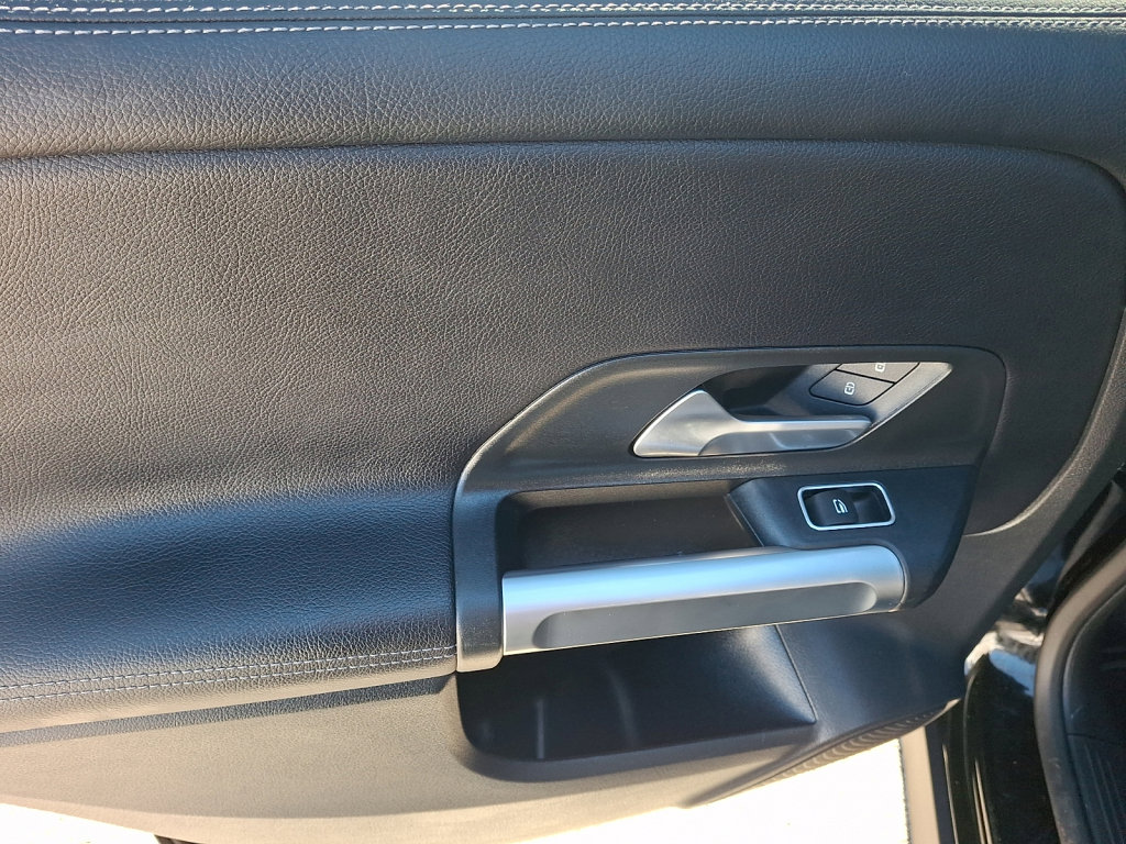 Used 2023 Mercedes-Benz GLB 250 4MATIC image 19