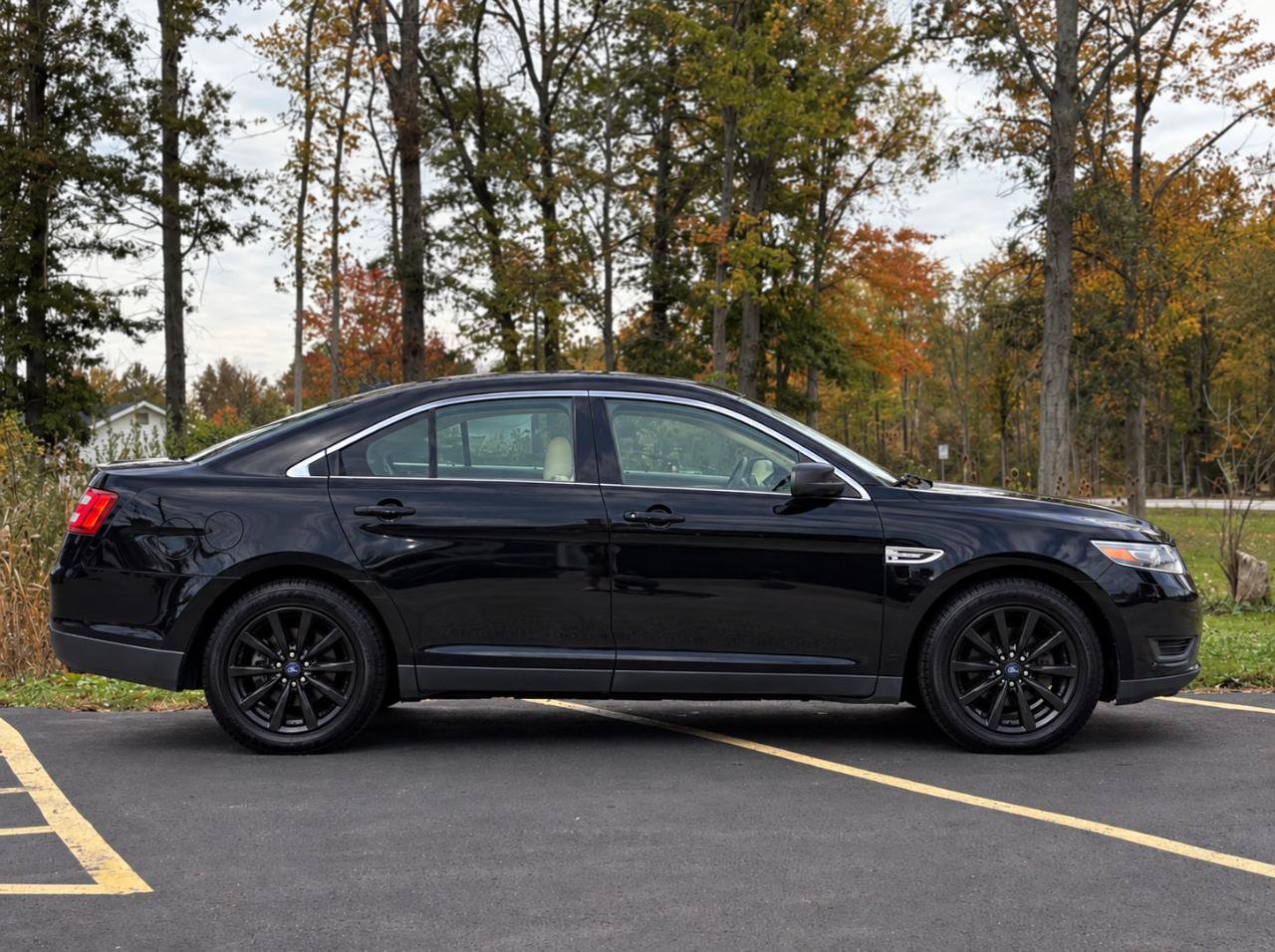 Used 2014 Ford Taurus SE FWD image 4