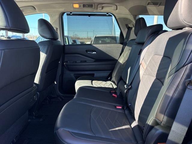 Used 2024 Nissan Pathfinder Platinum w/ Cargo Package image 9