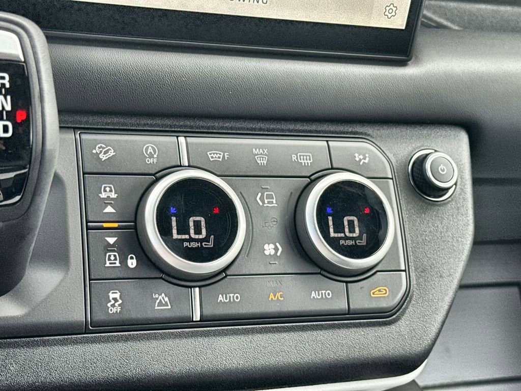 Used 2025 Land Rover Defender 130 X-Dynamic SE image 26