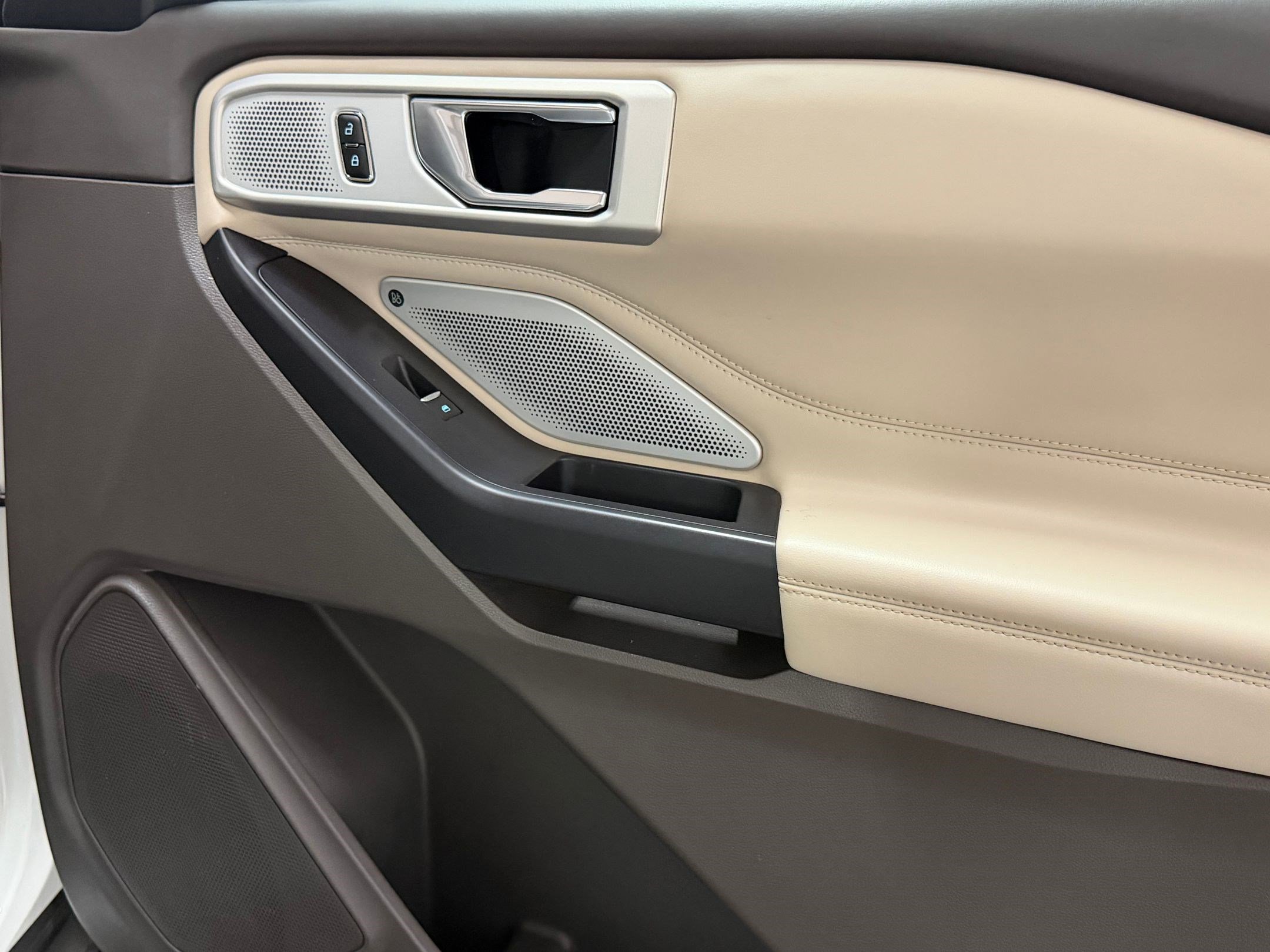 Used 2020 Ford Explorer Platinum w/ Premium Technology Package AWD/4WD image 45