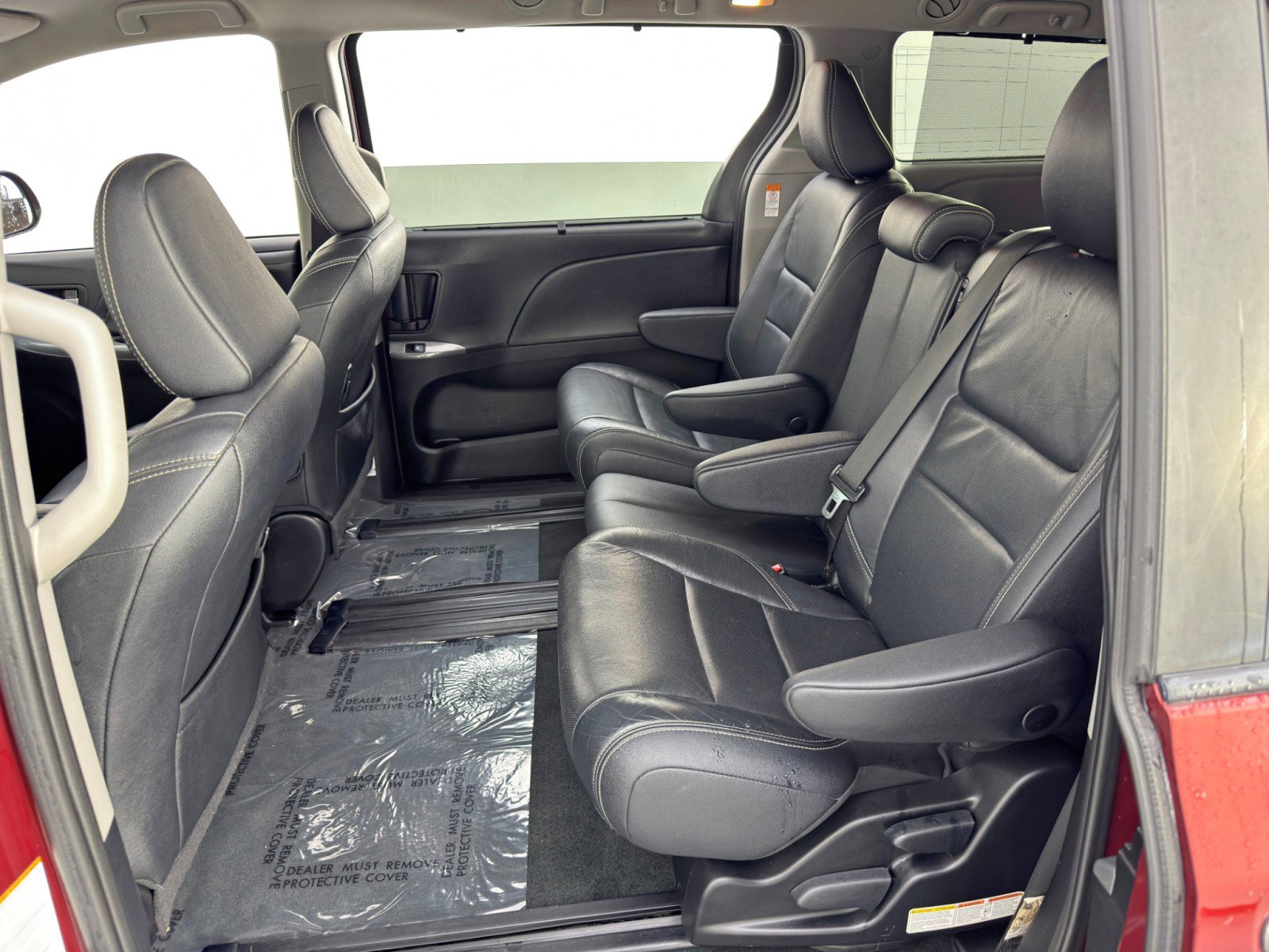 Used 2019 Toyota Sienna SE w/ Carpet Mat Package FWD image 37