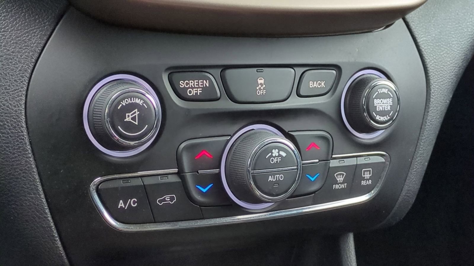 Used 2016 Jeep Cherokee Latitude w/ Comfort/Convenience Group image 33