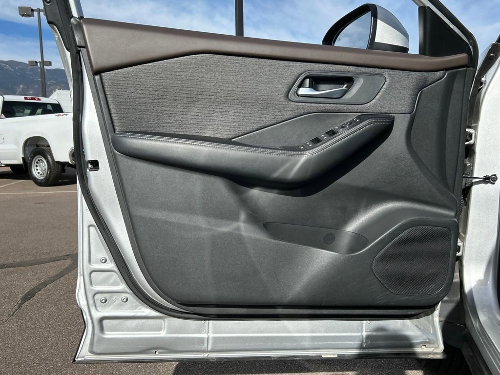 Used 2023 Nissan Rogue SV image 29