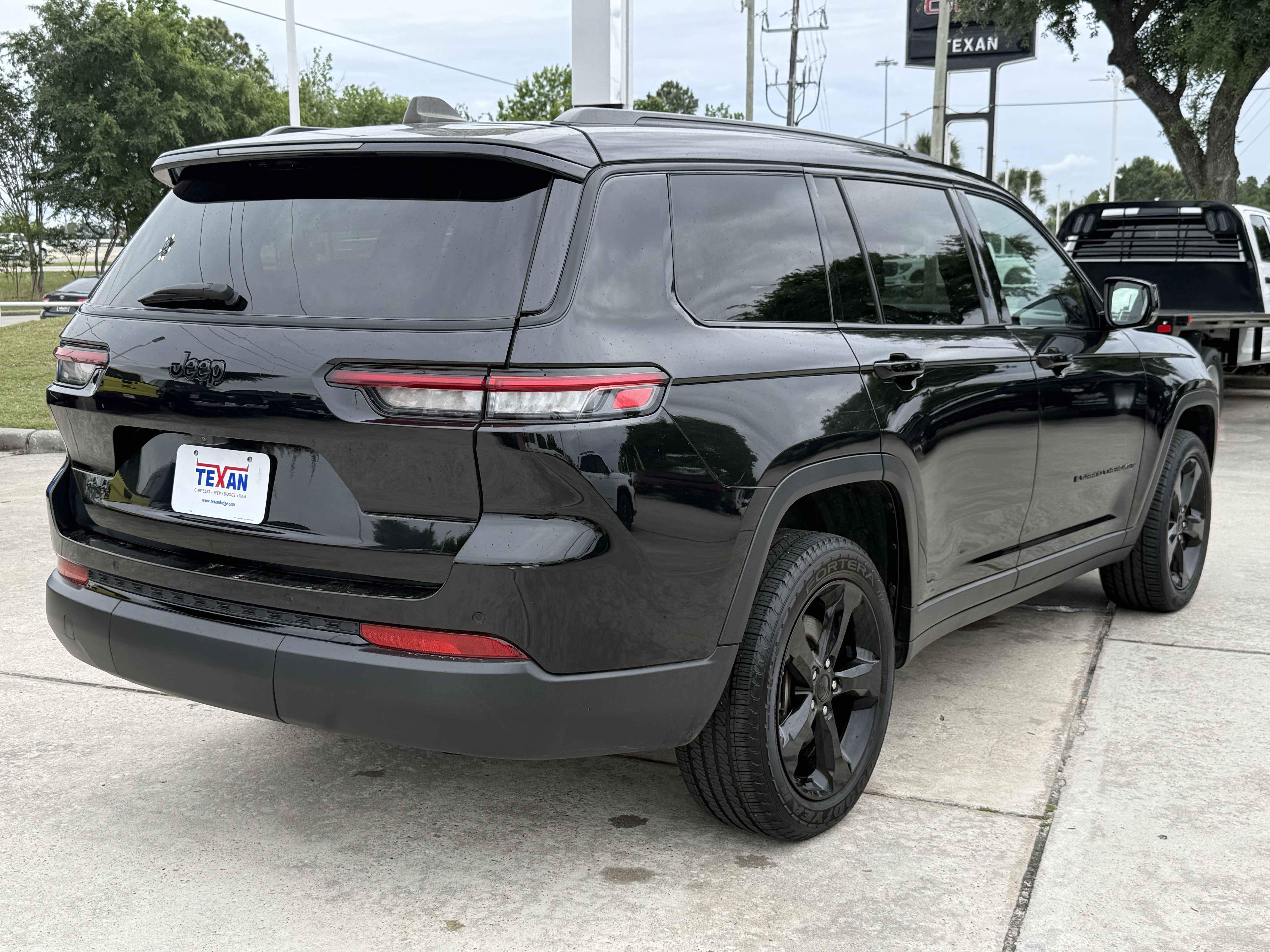 Used 2023 Jeep Grand Cherokee L Laredo AWD/4WD image 5