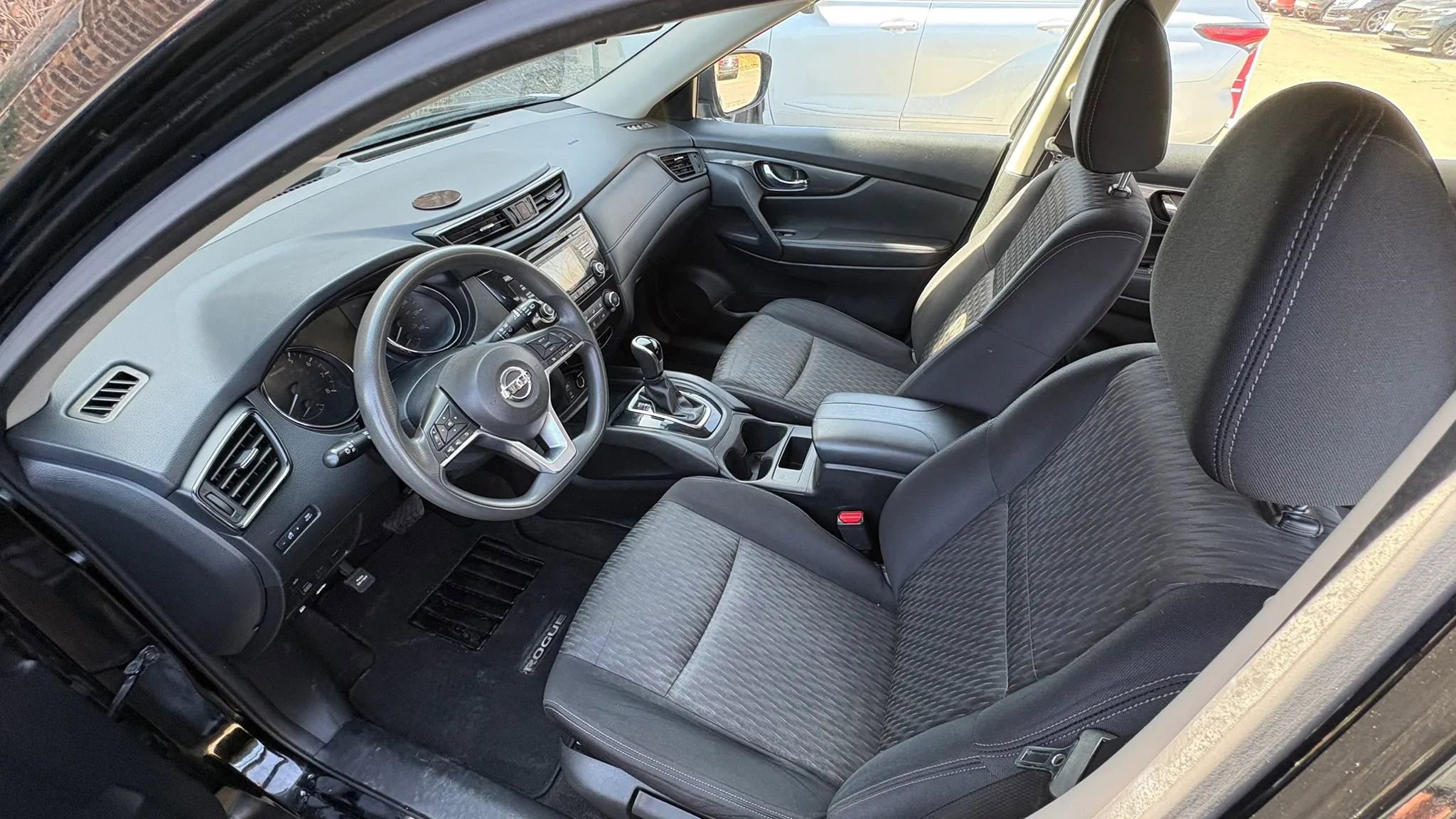 Used 2017 Nissan Rogue S image 2