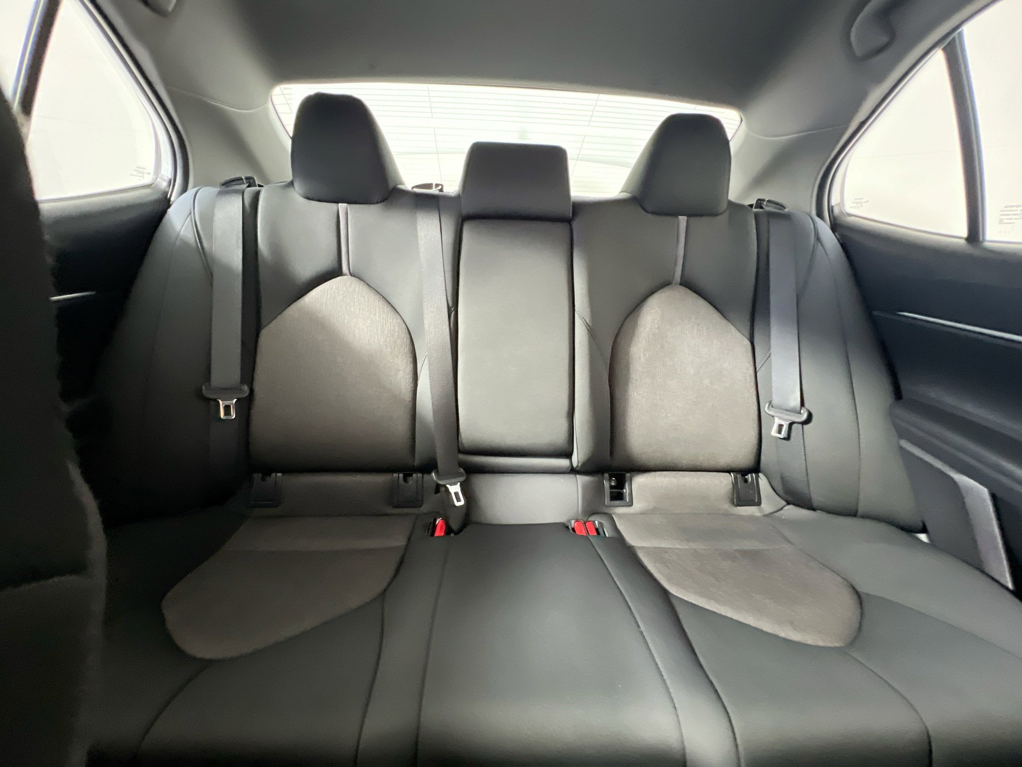 Used 2021 Toyota Camry LE AWD/4WD image 32