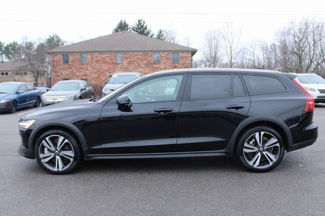 Used 2025 Volvo V60 B5 Cross Country Plus image 5