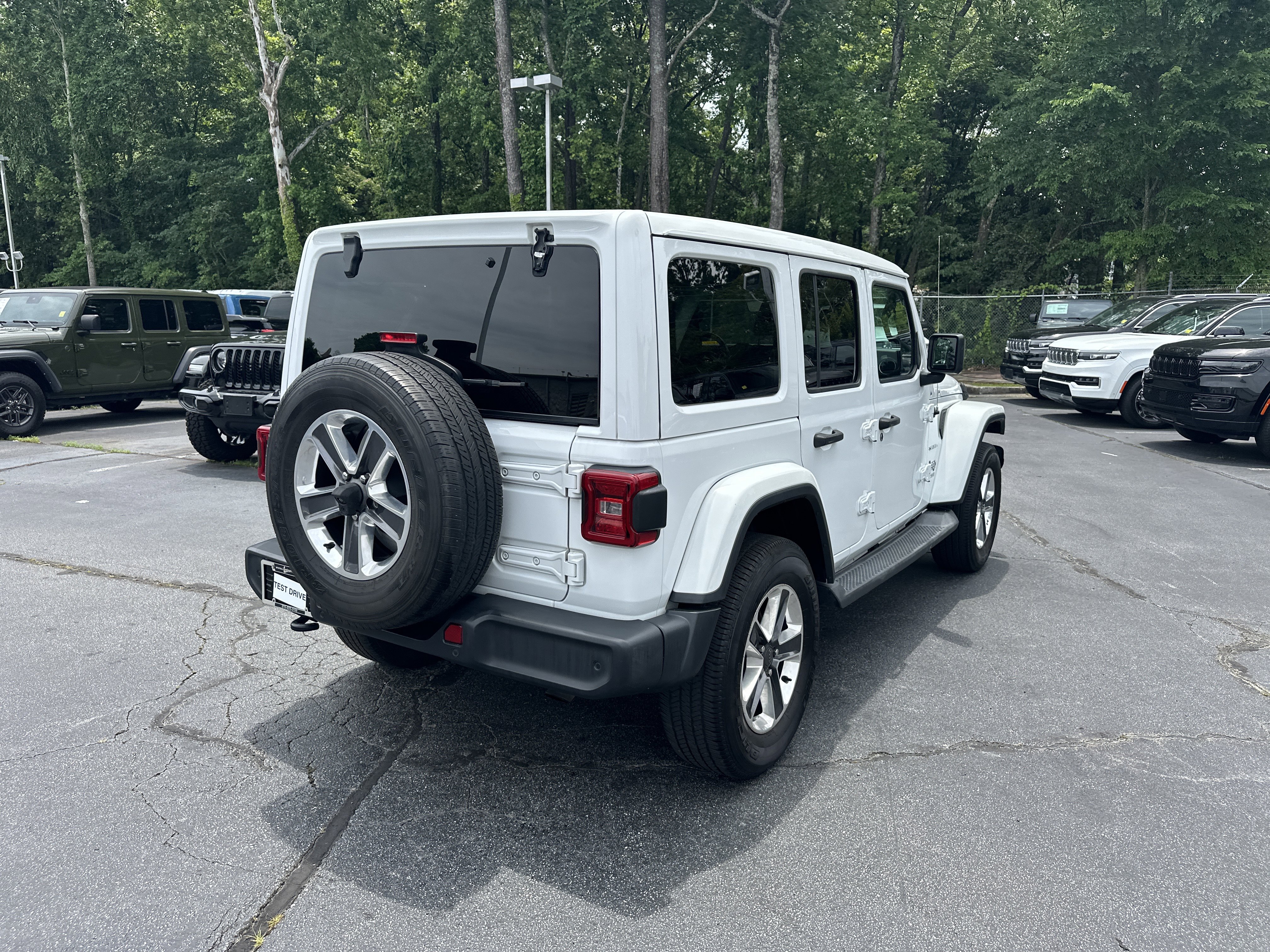 Used 2018 Jeep Wrangler Unlimited Sahara AWD/4WD image 9