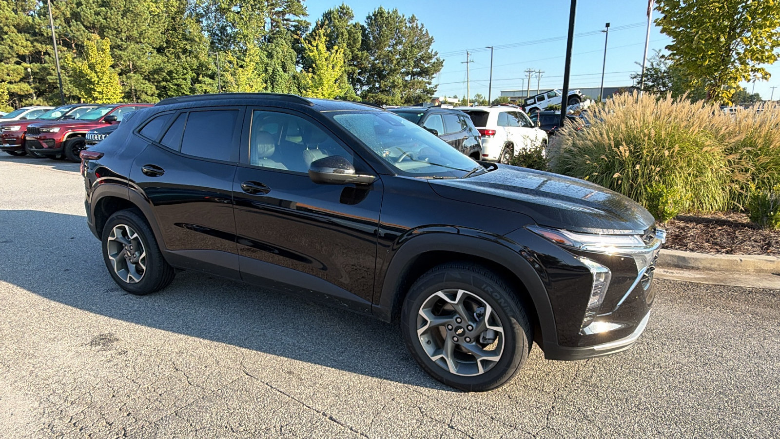 Used 2025 Chevrolet Trax LT FWD image 5
