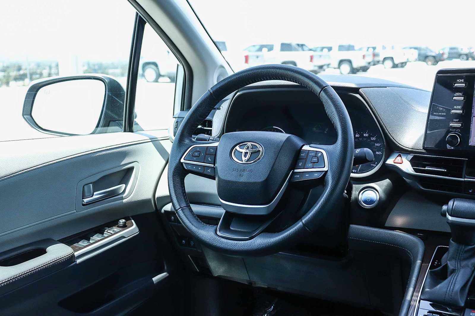 Used 2023 Toyota Sienna XLE w/ XLE Plus Package FWD image 14