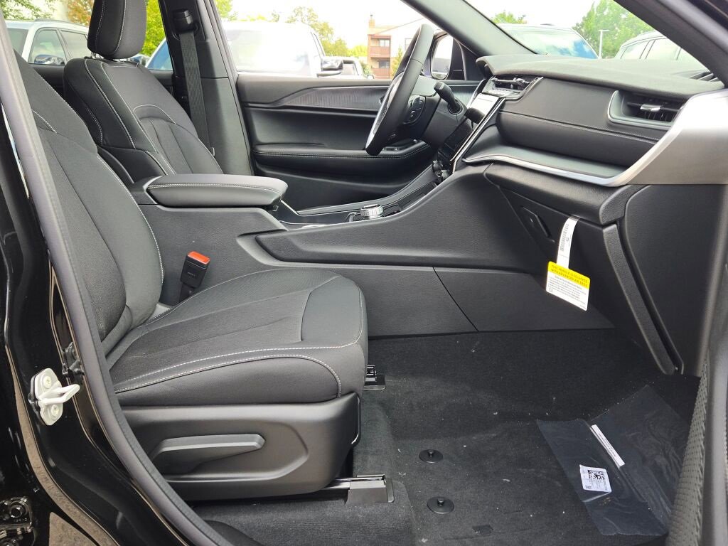 New 2025 Jeep Grand Cherokee L Laredo w/ Trailer Tow Package image 7