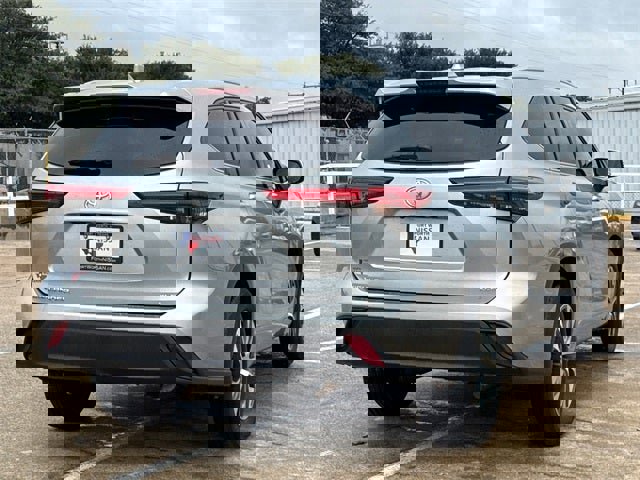 Used 2021 Toyota Highlander XLE image 9