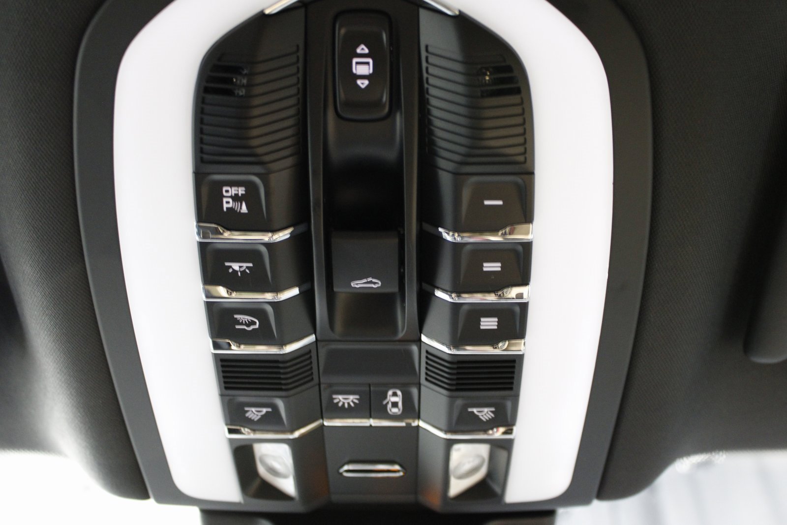 Certified 2025 Porsche Macan image 35