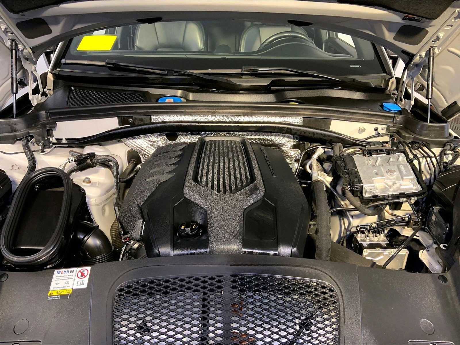 Certified 2023 Porsche Macan Turbo image 32