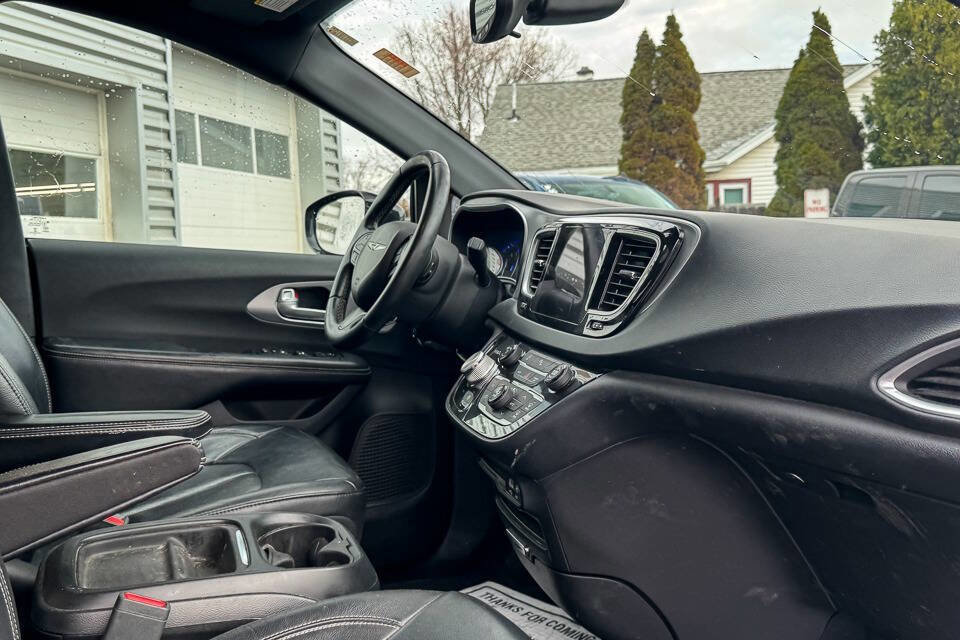 Used 2018 Chrysler Pacifica Touring-L w/ Premium Audio Group image 11