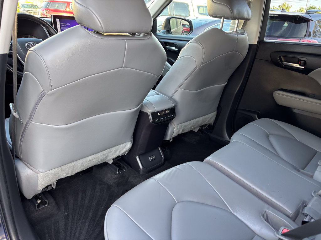 Used 2023 Toyota Highlander XLE AWD/4WD image 45
