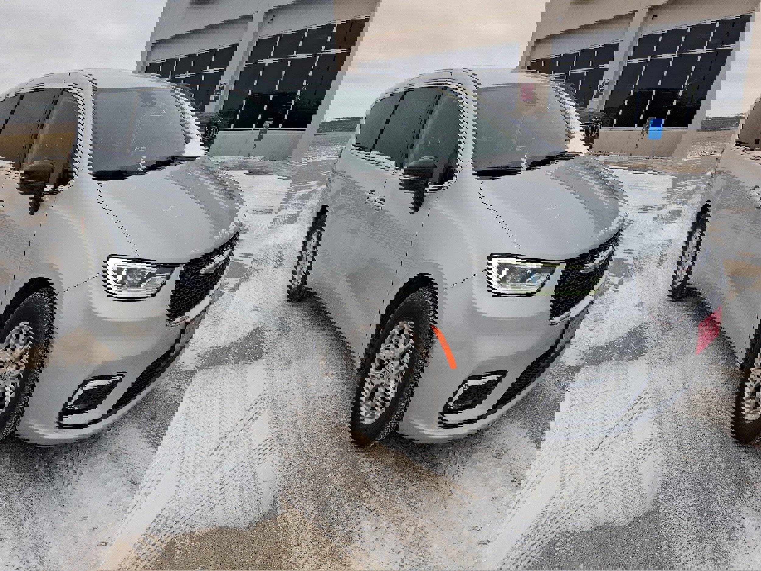 Used 2024 Chrysler Pacifica Touring-L image 4