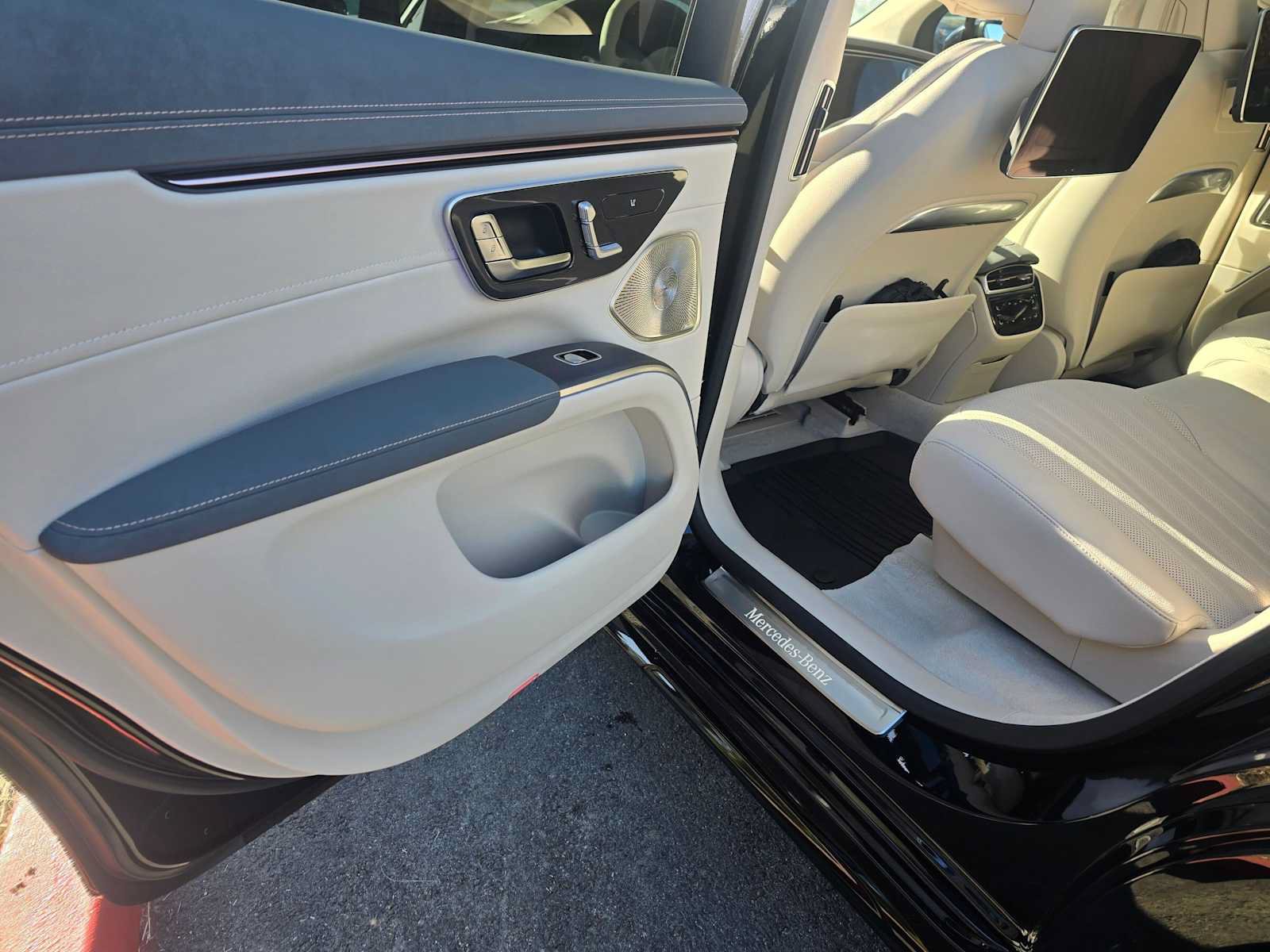 New 2027 Mercedes-Benz EQS 400 4MATIC SUV image 18