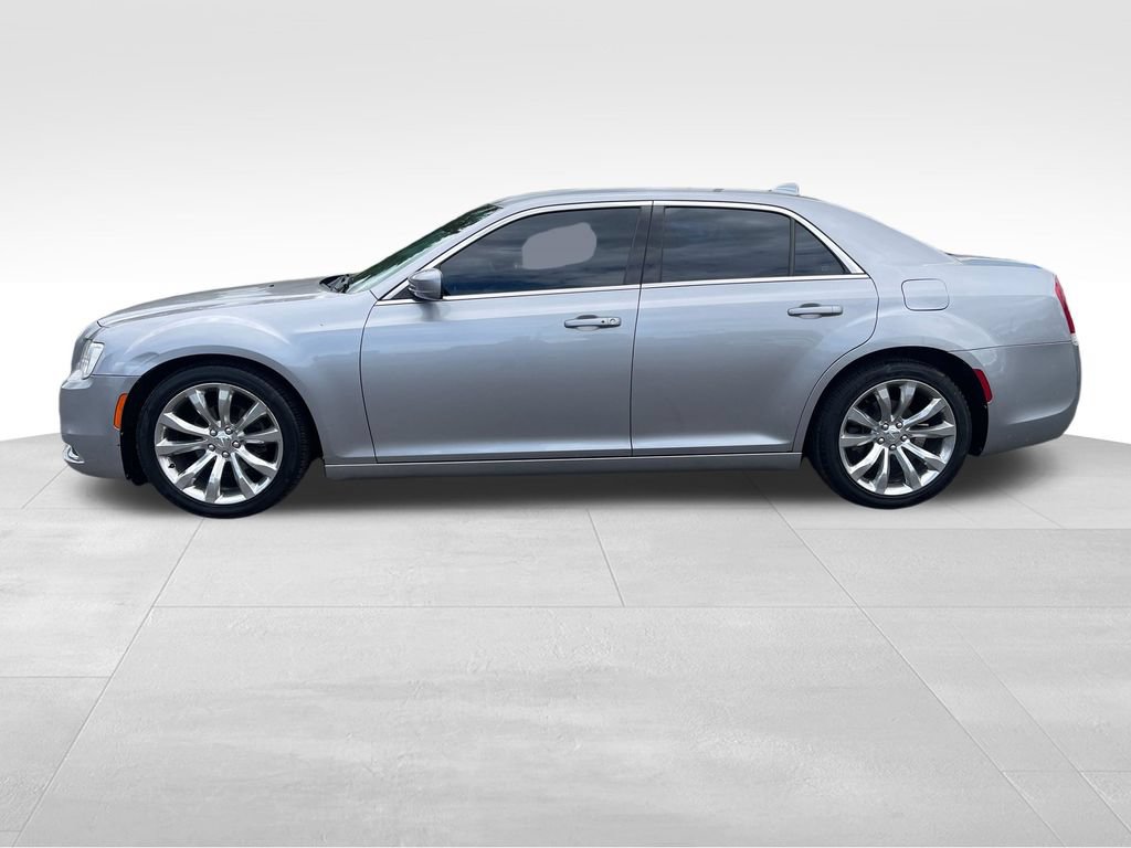 Used 2017 Chrysler 300 Limited RWD image 5