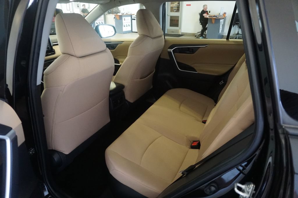 Used 2022 Toyota RAV4 LE AWD/4WD image 19