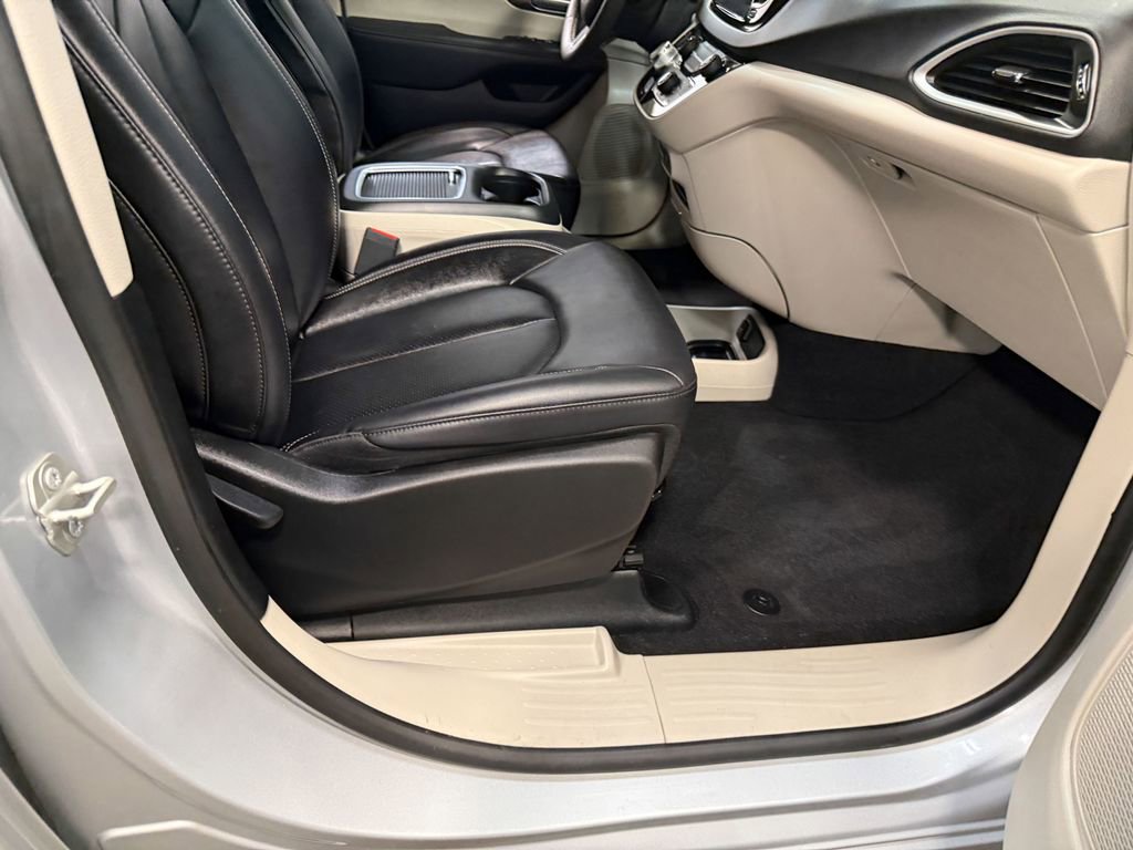 Used 2024 Chrysler Pacifica Touring-L image 63