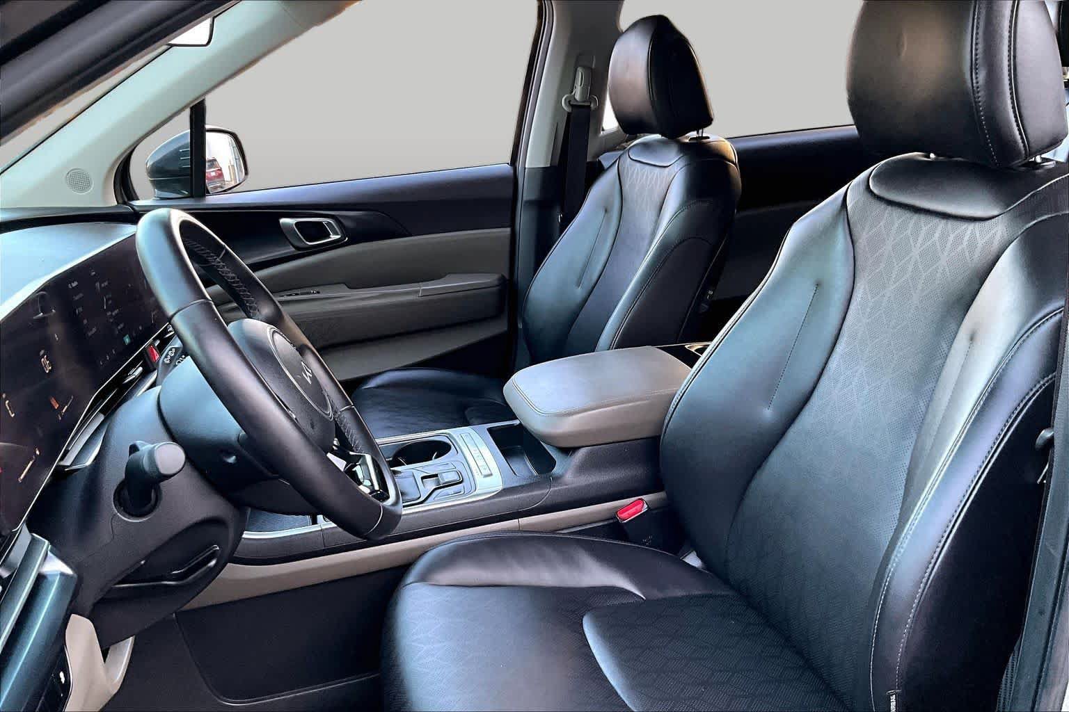 Used 2025 Kia Carnival FWD image 8