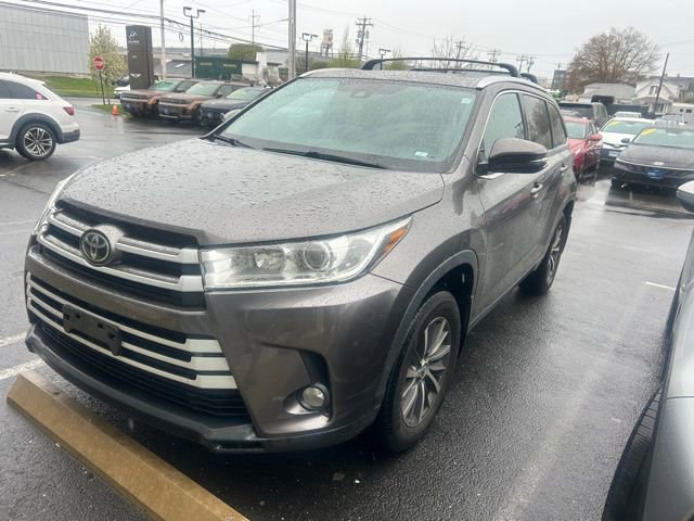 Used 2017 Toyota Highlander XLE AWD/4WD image 1