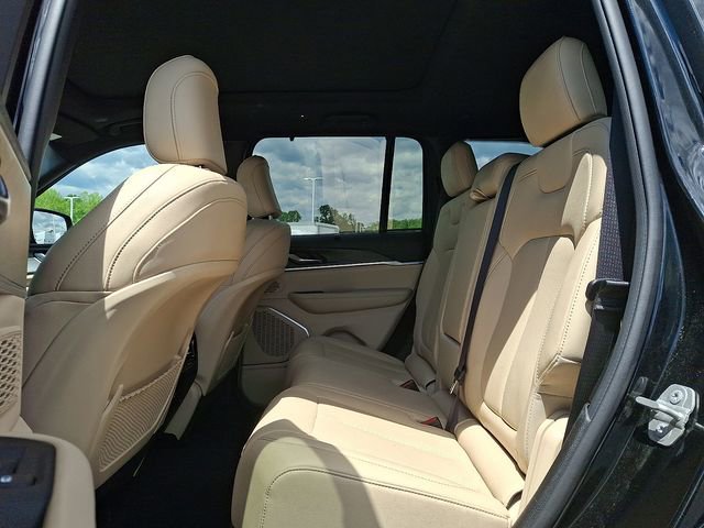 Used 2023 Jeep Grand Cherokee Limited w/ Luxury Tech Group II AWD/4WD image 10