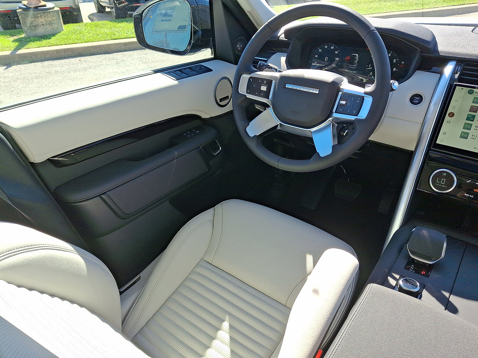New 2026 Land Rover Discovery S image 12
