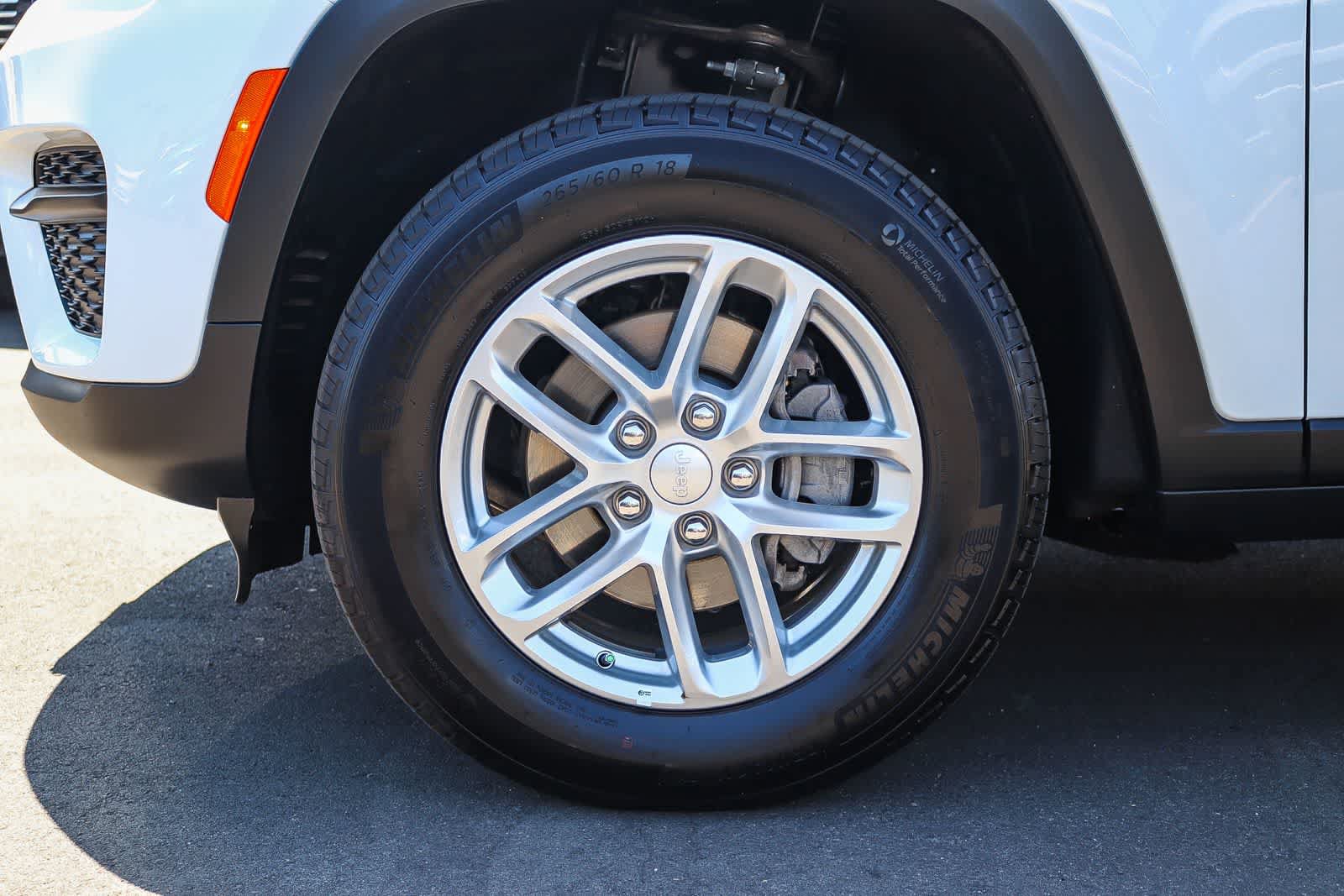 Used 2025 Jeep Grand Cherokee Laredo X RWD image 10