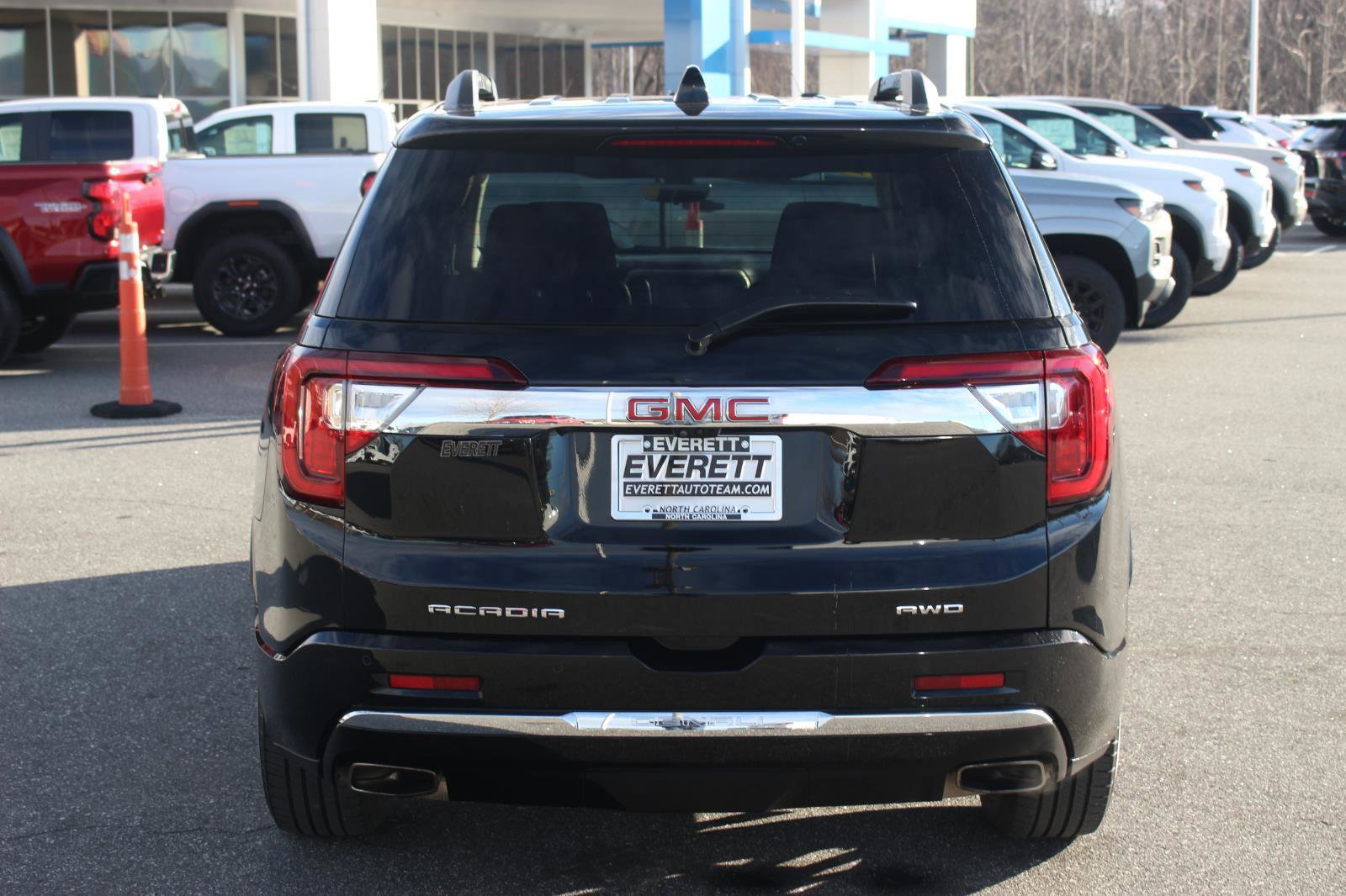 Used 2023 GMC Acadia Denali w/ Black Diamond Edition image 6