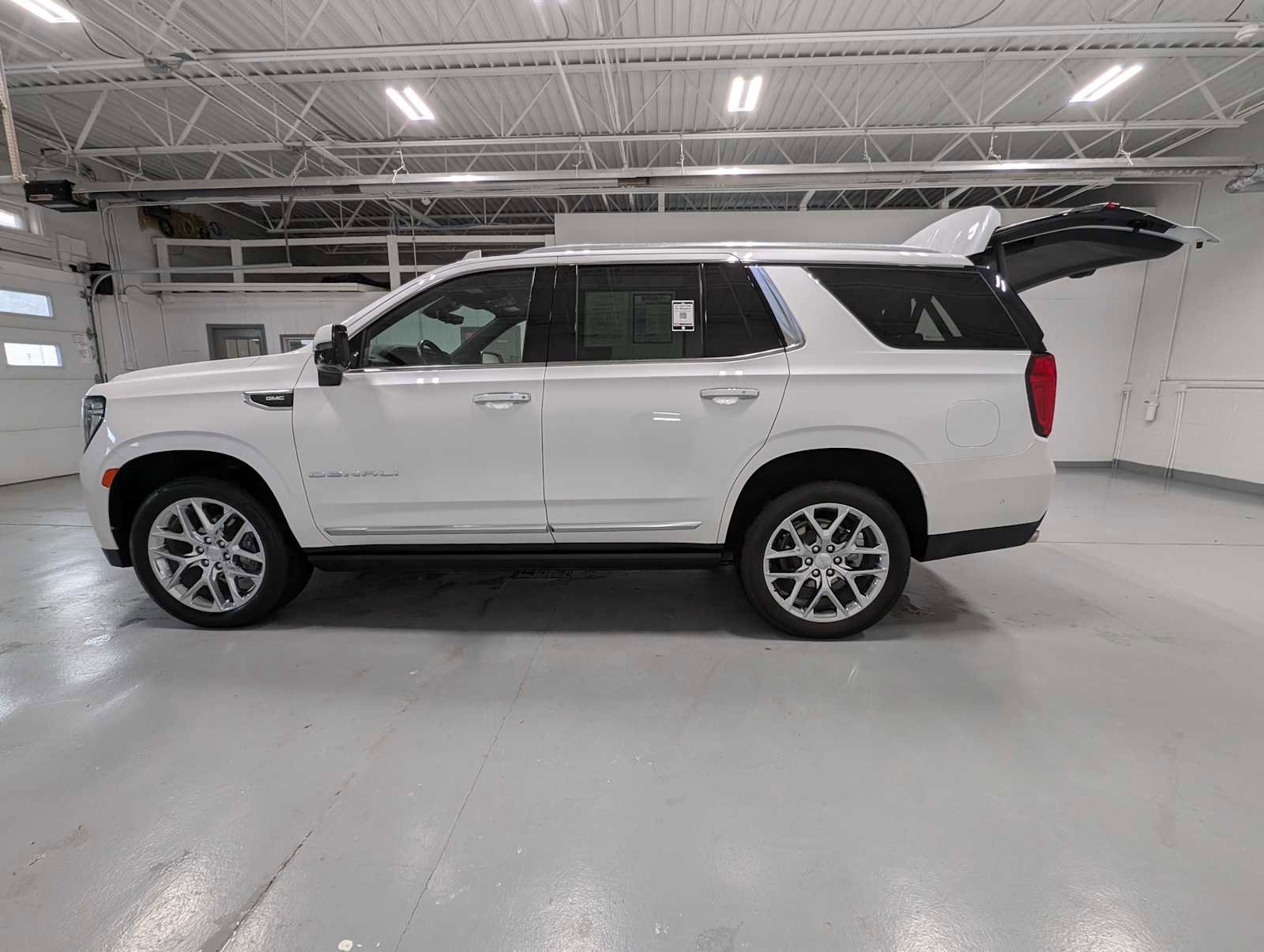 Used 2024 GMC Yukon Denali w/ Advanced Technology Package image 12